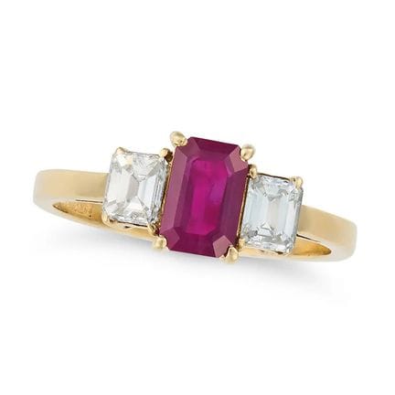 BAGUE À TROIS PIERRES EN RUBIS ET DIAMANTS en or j