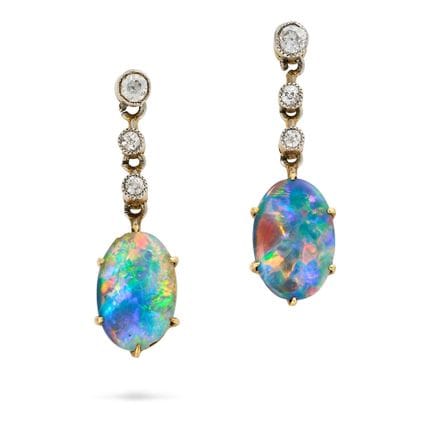 UNE PAIRE DE MAGNIFIQUES BOUCLES D'OREILLES ANTIQU