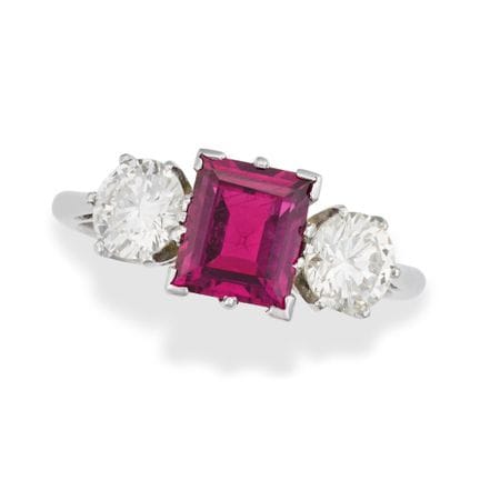 UNE MAGNIFIQUE BAGUE DE SOIÉRIE EN RUBIS ET DIAMAN