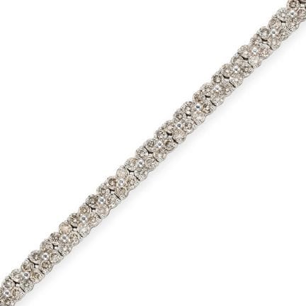 BRACELET EN DIAMANTS orné de grappes de diamants r