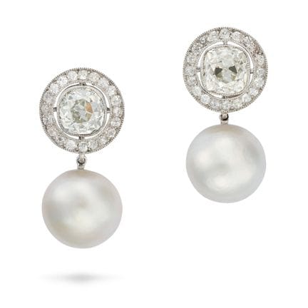 UNE PAIRE DE BOUCLES D'OREILLES RAFFINÉES EN PERLE