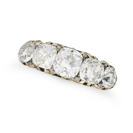 UNE BAGUE ANTIQUE EN OR JAUNE SERTIE DE CINQ DIAMA