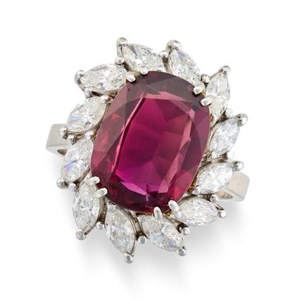 UNE IMPORTANTE BAGUE EN RUBIS ET DIAMANTS NON TRAI