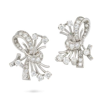 UNE PAIRE DE BOUCLES D'OREILLES VINTAGE FRANÇAISES