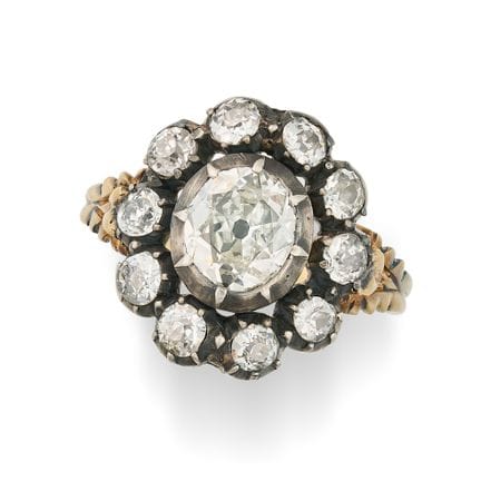 UNE MAGNIFIQUE BAGUE ANTIQUE À DIAMANTS EN GRAPPES