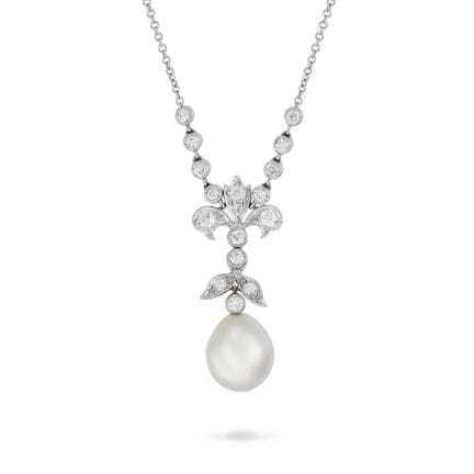 UN MAGNIFIQUE COLLIER AVEC PENDENTIF EN PERLE NATU