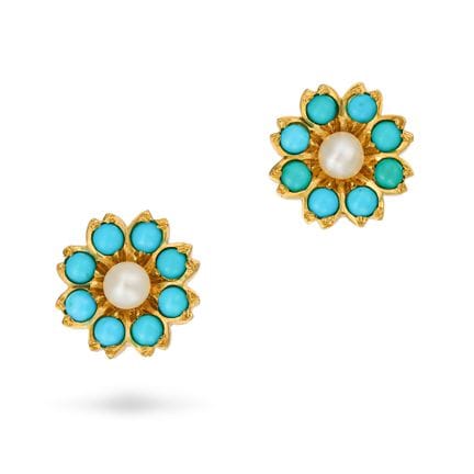 UNE PAIRE DE BOUCLES D'OREILLES EN FORME DE FLEUR 