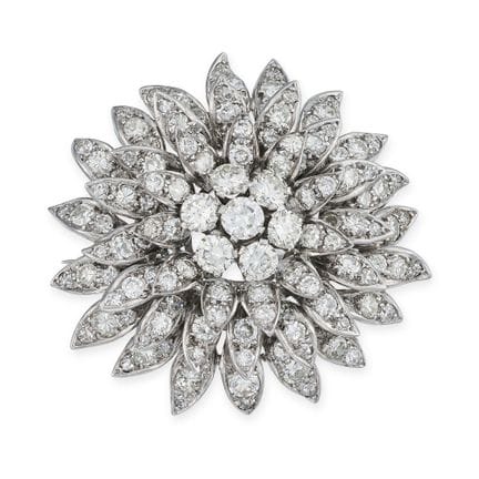 UNE BROCHE VINTAGE EN FORME DE FLEUR EN DIAMANTS, 