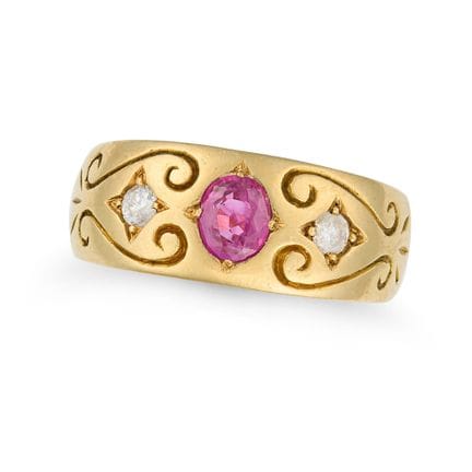 UNE BAGUE VINTAGE EN RUBIS ET DIAMANTS en or jaune