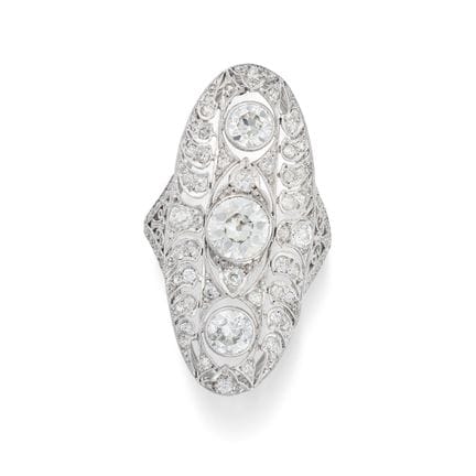 UNE MAGNIFIQUE BAGUE DE SOIÉRIE ANTIQUE SERTIE DE 