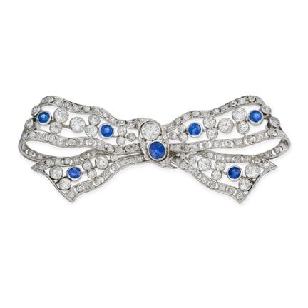 UNE BROCHE ANTIQUE EN FORME DE NOEUD, EN SAPHIRS E