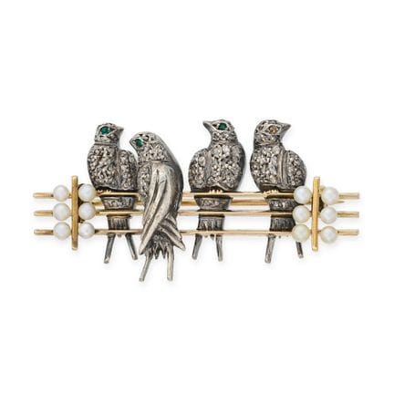 UNE BROCHE EN FORME D'OISEAUX EN DIAMANTS, ÉMERAUD