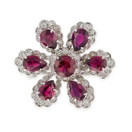 UNE BROCHE VINTAGE EN FORME DE FLEUR, EN GRENATS E