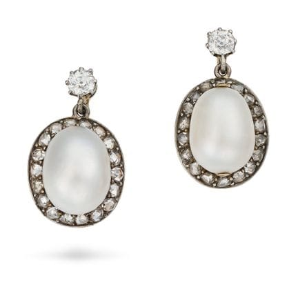 UNE PAIRE DE BOUCLES D'OREILLES ANCIENNES RAFFINÉE