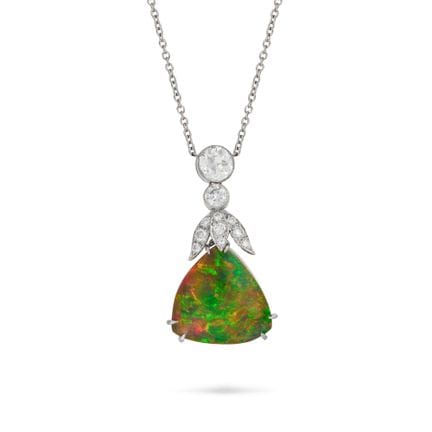 UN MAGNIFIQUE COLLIER AVEC PENDENTIF EN OPALE NOIR