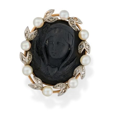 BAGUE EN JET AVEC CAMÉO, DIAMANTS ET PERLES, serti