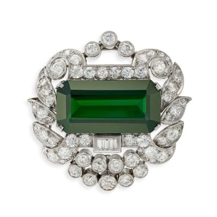 UNE MAGNIFIQUE BROCHE ART DÉCO EN TOURMALINE VERTE