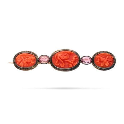 BROCHE EN CORAL ET TOURMALINE ROSE comprenant troi