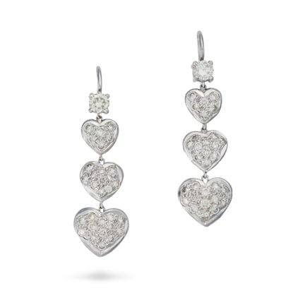 UNE PAIRE DE BOUCLES D'OREILLES EN FORME DE CŒUR S