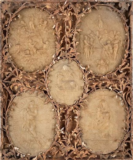 Fünf „Agnus Dei“-Medaillons aus Wachs in einem Beh