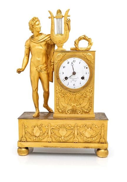 Uhr aus vergoldeter Bronze mit einer Figur des Apo