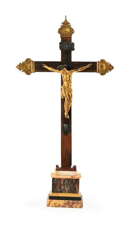 Kruzifix aus Holz und vergoldeter Bronze auf einem