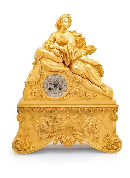 Große Kaminuhr aus vergoldeter Bronze mit Frauenfi