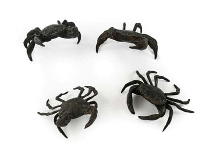 Vier Bronzeskulpturen, die Krabben darstellen, 17.