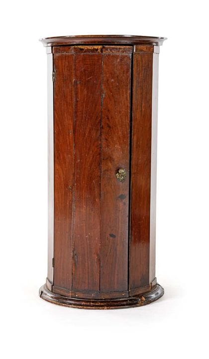 Patina-veredelter Holzsockel, Ende des 19. Jahrhun