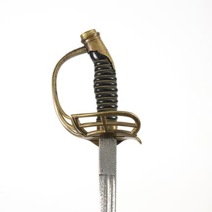Espada con una hoja de punta plegable poco habitua