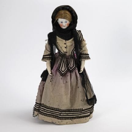 Originalbekleidete Brustkopfpuppe.  
 

 Ungemarkt