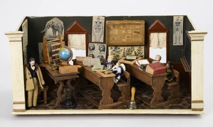 Puppenschule mit 6 Püppchen.  

 
 

Holz, außen w