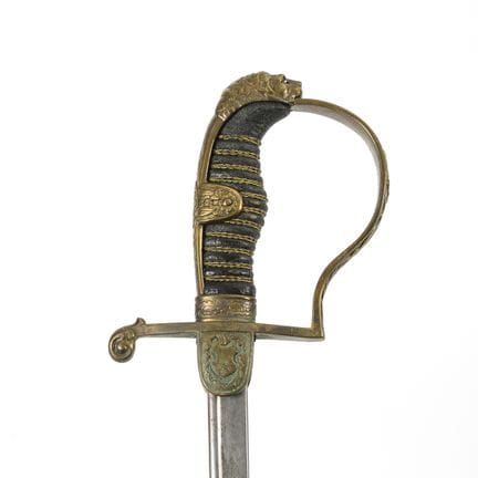Sable con pomo en forma de cabeza de león y vaina.