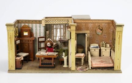 Kleine Puppenstube mit Erker und Toilette.  
 

 U