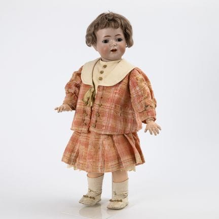 Charakterpuppe in rosa kariertem Kostüm. Kämmer & 