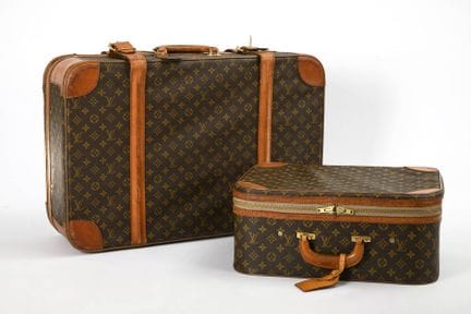 Juego de maletas de dos piezas de Louis Vuitton.  