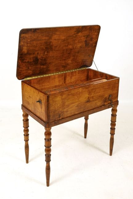 台式古筝。  
 

 约1900年。 
  
 

 91.5 × 48.5 × 86.0 厘米。