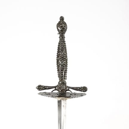 Espada con hoja triangular y vaina blanca.  
 

 P