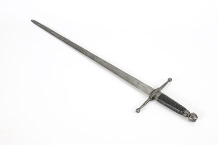 Forma primitiva de espada.  

Historicismo (?).
 
