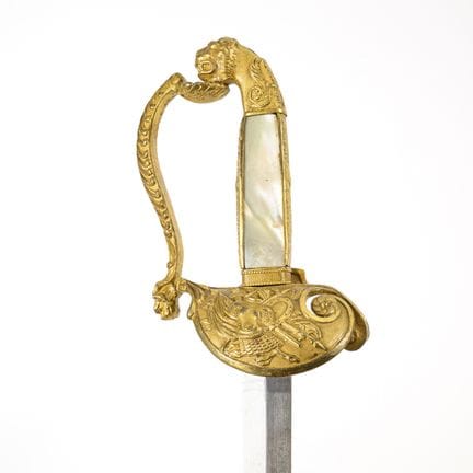 Espada con empuñadura de nácar.  

Baviera (?).
 
