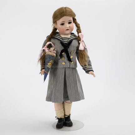 Porzellankopfmächen mit Matrosenkleid. Bruno Schmi