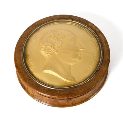 Round snuffbox featuring a portrait of Maximilian 