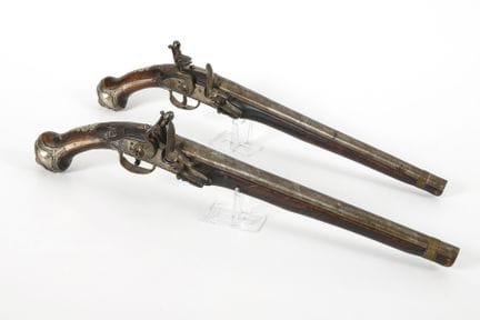 Paire de pistolets à silex.  
 

 Les deux canons 