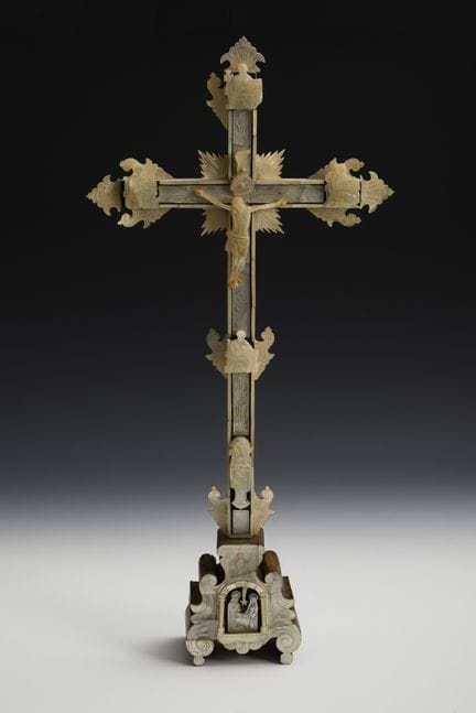 Crucifix avec incrustations et reliefs en nacre.  