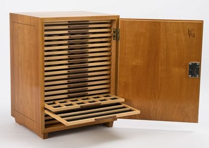 高品质收藏柜。  
 

 
  
 

 38.0 × 31.0 × 51.0 厘米。14.25 
