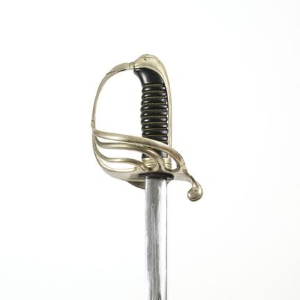 Espada con portepee y vaina.  

Hoja marcada: «Man
