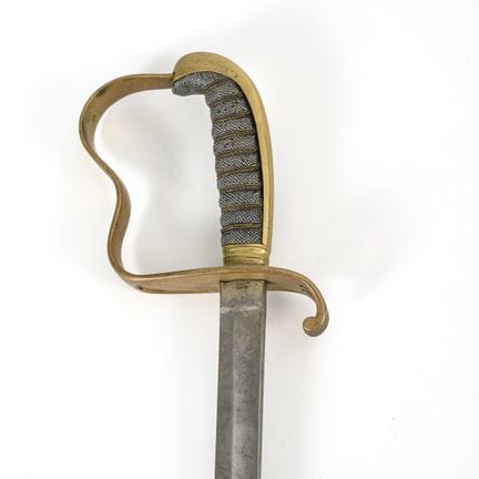 Espada con el monograma «JS» coronado.  

Hoja mar