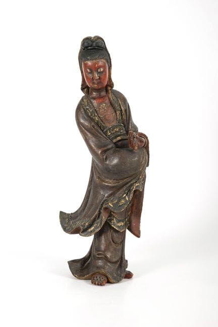 Guanyin.  
 

 China. 
  
 

 Holz, farbig gefasst
