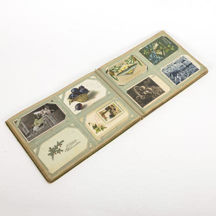 Álbum de postales con unas 160 postales con motivo