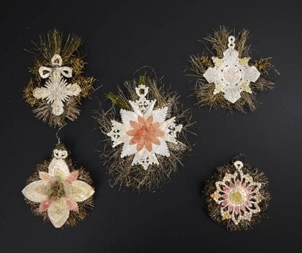 5 médailles de cotillon avec des paillettes.  
 

